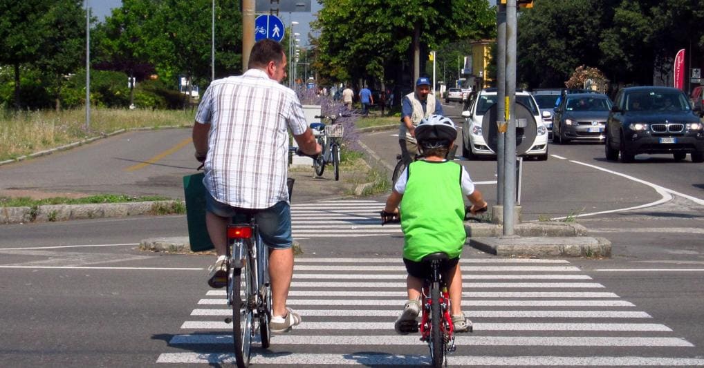 Biciclette casco obbligatorio per i bambini fino a 12 anni. Leggi